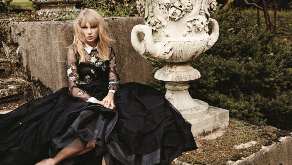 Wallpaper Taylor, Black, With, Desktop, Swift, WALL, Mobile, Blonde, Sitting, Steps, Hair, Dress, And, Near, Dirty
