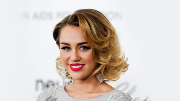 Wallpaper Lips, Miley, And, Desktop, Blonde, Wearing, With, Hair, Dress, Red, Cyrus, Gray