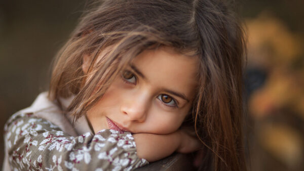 Wallpaper Wooden, Background, Little, Leaning, Desktop, Eyes, Blur, Girl, Brown, Cute