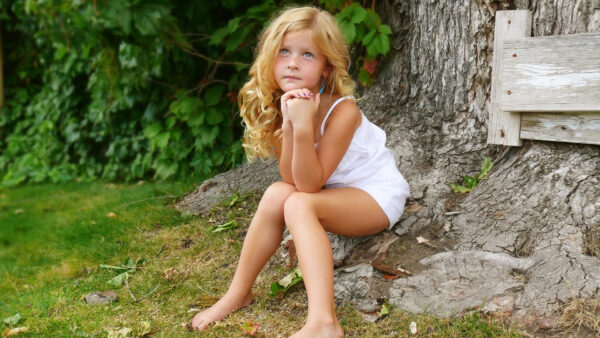 Wallpaper Background, Tree, Sitting, Cute, Little, Dress, Green, Wearing, Leaves, White, Trunk, Plants, Girl