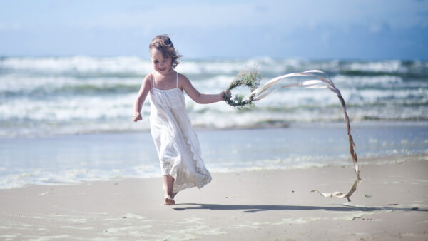 Wallpaper Little, Happy, Wreath, Sand, Smiley, Cute, With, Wearing, Running, Dress, Beach, White, Girl, Desktop