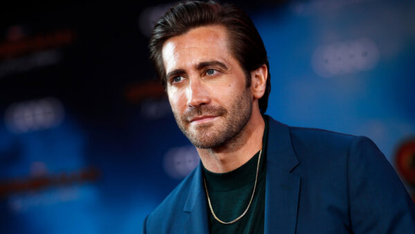 Wallpaper Celebrities, Gyllenhaal, And, Gold, Green, Background, Wearing, Coat, Blur, Blue, Desktop, T-Shirt, Jake, Chain