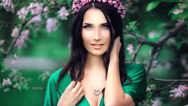 Wallpaper Brunette, Pendant, Dress, Eyes, With, Model, Background, And, Wreath, Girl, Wearing, Green