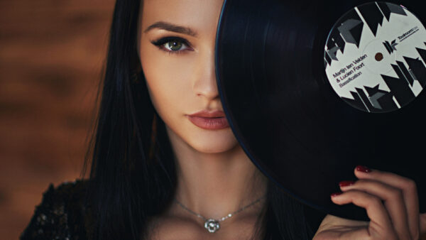 Wallpaper Black, With, Gorgeous, Hair, Holding, Model, Desktop, Girl, Disc