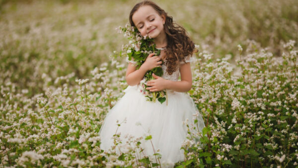 Wallpaper Girl, Little, Wearing, Flowers, White, Field, With, Desktop, The, Middle, Cute, Standing, Dress