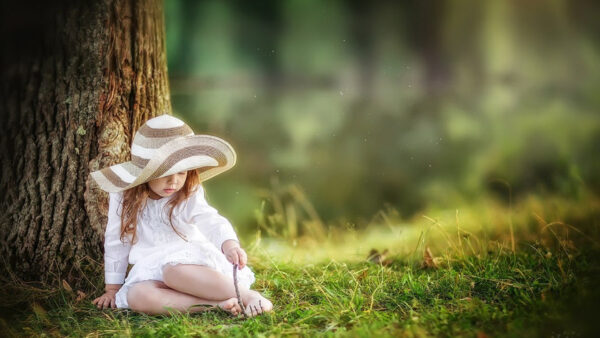 Wallpaper Girl, And, Hat, Grass, Little, Cute, Dress, Sitting, Trunk, Beautiful, Tree, White, Wearing, Background