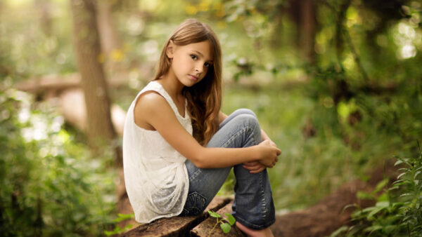 Wallpaper Blur, Bokeh, Wood, Girl, Cute, And, Top, Little, White, Sitting, Blue, Background, Wearing, Desktop, Jeans