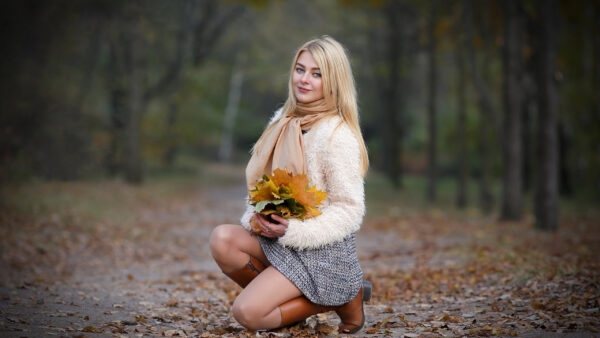 Wallpaper Leaves, Dress, Wearing, Flowers, Model, Background, Beautiful, Ground, Girl, Dry, Sitting, White, Blur, Black, Girls, With, Forest
