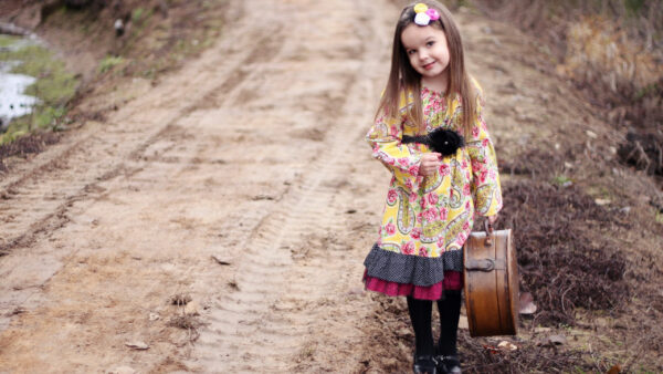 Wallpaper Hand, Smiley, Cute, With, Wood, Little, Girl, Colorful, Wearing, Box, Dress