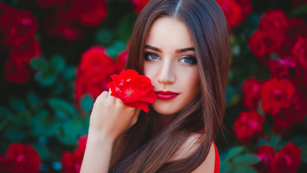 Wallpaper Background, Eyes, Girl, With, Wearing, Flowers, Standing, Blue, Dress, Blur, Model, Hand, Rose, Red, Girls