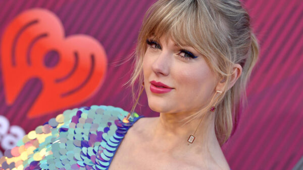 Wallpaper Red, Wearing, Colorful, Lines, Taylor, Dress, Standing, Beautiful, Background, Swift, Glittering