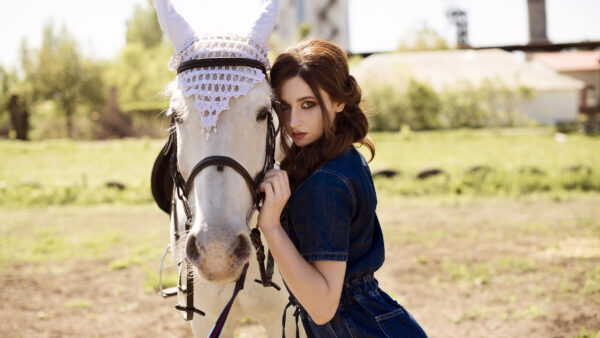 Wallpaper Girls, Beautiful, Green, Standing, Wearing, White, Horse, Jeans, Model, Girl, Dress, Near, Background, Blur, Blue