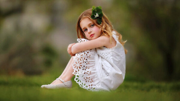 Wallpaper Green, Baby, Desktop, Sitting, Head, Dress, Grass, Cute, Background, Facing, Leaves, Girl, Wearing, White, One, Having, Side, Blur