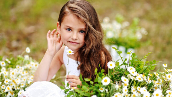 Wallpaper Blur, Background, Flower, Having, White, Wearing, Dress, Smiley, Hand, Little, Sitting, Girl, Cute