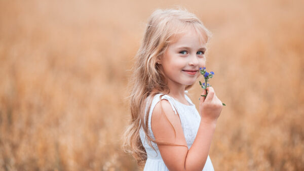 Wallpaper Smiley, Little, Blue, Flower, Cute, Background, White, Dress, With, Wearing, Blur, Standing, Girl