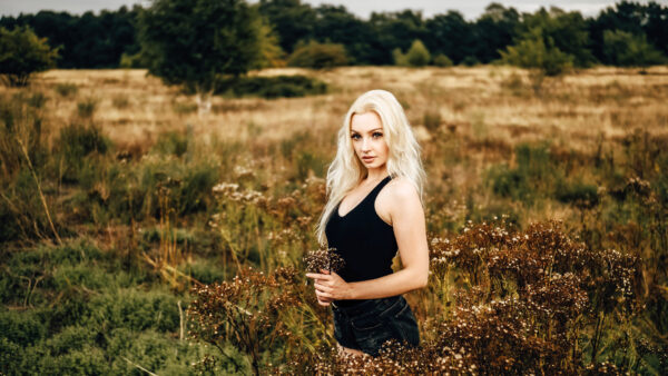 Wallpaper Girl, Green, Cute, Black, Celebrities, Field, Wearing, Desktop, Mobile, Dress, Standing, Model