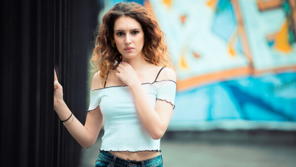 Wallpaper Top, And, Short, Wearing, Hair, Girl, WALL, Background, Blue, Painting, Redhead, Model, White, Girls, Blur, Jeans, Standing