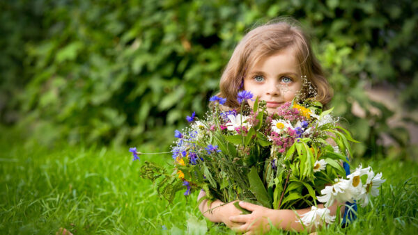 Wallpaper Cute, Eyes, Flowers, Girl, Hands, With, Ash, Holding, Little, Green, Desktop, Background, Variety