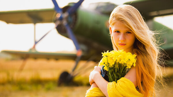 Wallpaper Yellow, Little, Cute, Blur, Flowers, Standing, Blonde, Background, Airplane, With, Girl