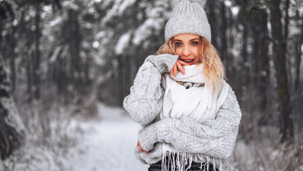 Wallpaper Girl, Wearing, Girls, Knitted, Forest, Dress, Background, Standing, Cap, Winter, Ash, Blur, And, Beautiful, Woolen, Blonde, Model