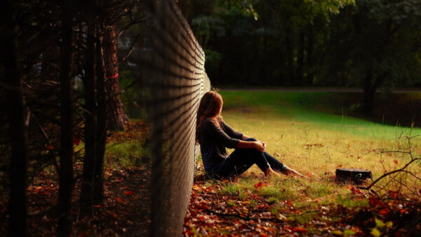 Wallpaper Grass, Link, Fence, Chain, Leaning, Looking, Back, Green, Sad, Sitting, Girl