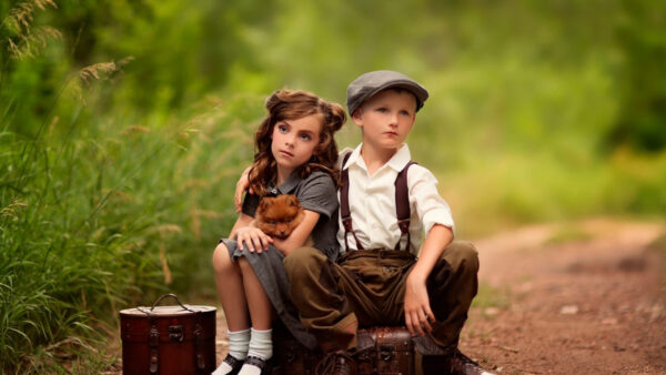 Wallpaper Photo, Background, Girl, Green, And, Box, Sitting, Cute, Boy, Posing, For, Trunk, Are, Blur