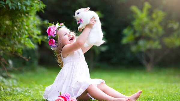 Wallpaper Blur, Cute, Girl, Green, Smiley, Rabbit, Little, Sitting, Dress, With, Plant, White, Leaves, Wearing, Background