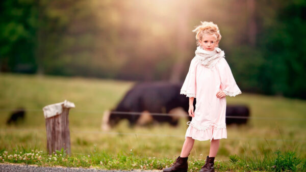 Wallpaper Blur, Little, Wearing, Pink, Field, Light, Cows, Background, Standing, Cute, Grass, Dress, Green, Girl