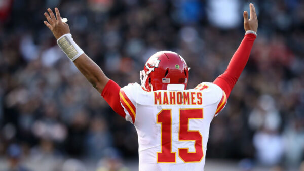 Wallpaper Mahomes, Dress, Air, Background, Sports-HD, White, Wearing, Patrick, Blur, Sports, Showing, With, The, Hands