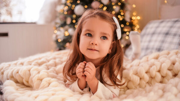 Wallpaper Down, Little, Christmas, Bed, Bokeh, Background, Tree, Lying, Desktop, Cute, Girl