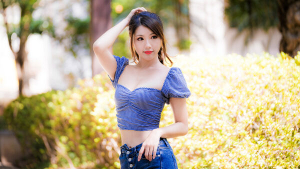 Wallpaper Blue, Blur, Desktop, Wearing, Flowers, Mobile, Dress, Yellow, Background, Model, Girls, Beautiful, Plants, Girl, Standing