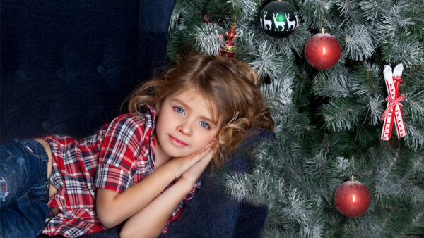 Wallpaper Down, And, Cute, Jeans, Girl, Wearing, Black, Blue, Near, Lying, Decorated, Red, Tree, Cloth, Checked, Shirt, Christmas, Little
