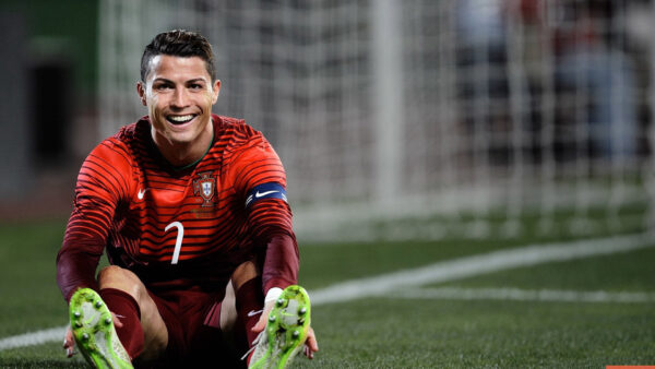 Wallpaper Background, Ronaldo, Net, Blur, Dress, CR7, Smiley, Cristiano, Sports, Red, Wearing, Black, Sitting, White
