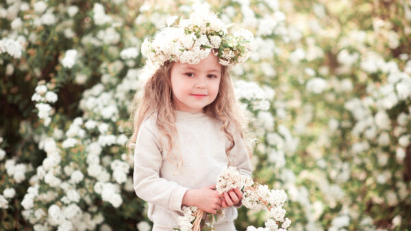 Wallpaper Basket, Background, Mobile, Little, Girl, White, Cute, Flowers, And, Wreath, Having, Hands, Head, Flower, Desktop