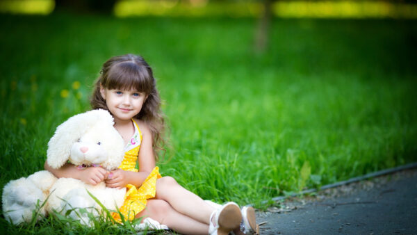 Wallpaper Wearing, Teddy, With, Blur, Grass, Desktop, Girl, Green, Yellow, Toy, Little, Dress, Cute, Sitting, Background