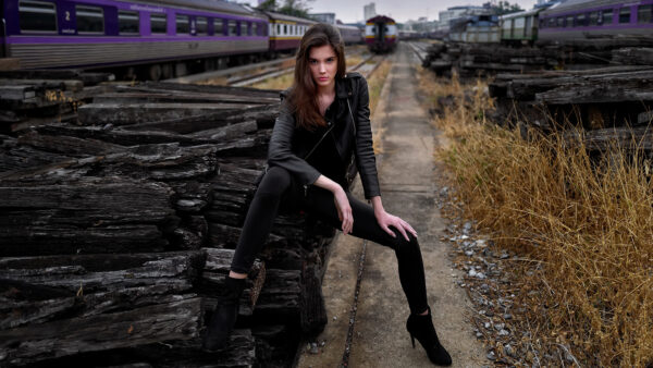 Wallpaper Desktop, Wood, Sitting, Girl, Blur, Girls, Log, Brunette, Background, Mobile, Wearing, Model, Jacket, Train, Leather, Black