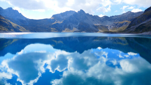 Wallpaper Desktop, Green, Covered, Lake, Under, Blue, Cloudy, With, Sky, And, Reflection, Mountains, Near, White, Mobile, Nature