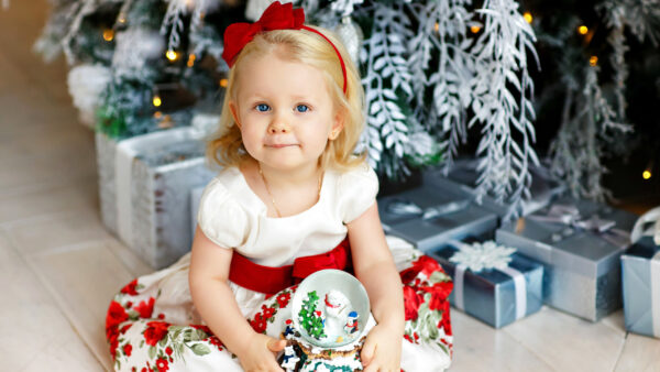 Wallpaper Cute, Eyes, Blue, White, Girl, Dress, Hair, Boxes, Gift, Sitting, Christmas, Wearing, Little, Decoration, Red