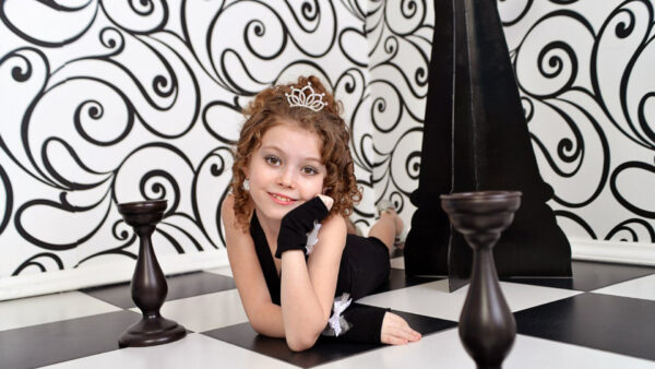 Wallpaper Little, Lying, Cute, Down, Smiling, Board, Tiles, And, Black, Mosaic, Chess, Dress, Crown, Girl, Wearing