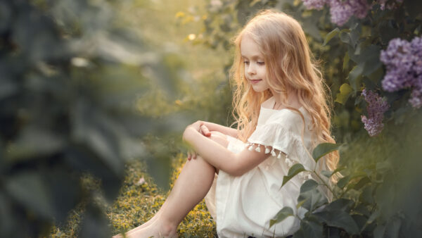 Wallpaper Looking, Sitting, Green, Girl, Cute, Grass, Wearing, Blur, White, Desktop, Leaves, Background, Little, Down, Dress