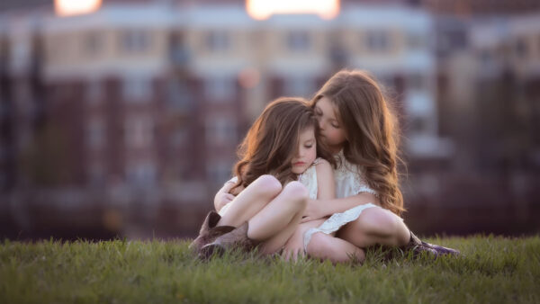 Wallpaper Wearing, Girls, White, Green, Are, Grass, Little, Blur, Building, Sitting, Cute, Dress, Background