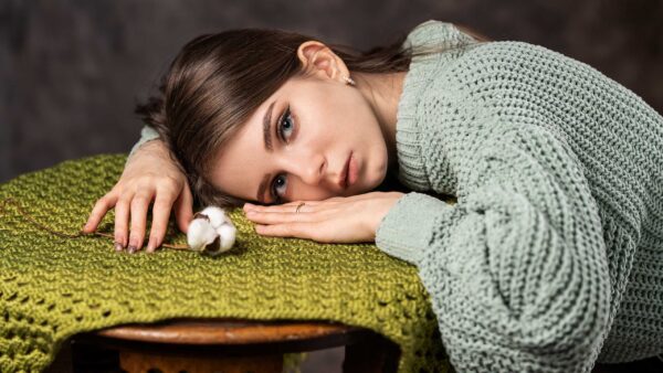 Wallpaper Knitted, Ash, Table, Wearing, Dress, Model, Woolen, Light, Wood, Girl, Leaning, Girls, Beautiful