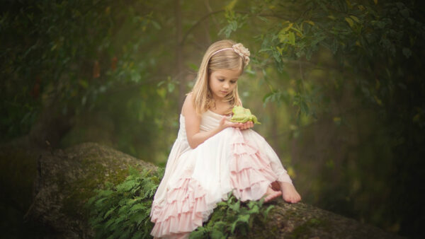 Wallpaper Background, Light, Forest, Wearing, Frog, Little, Cute, With, Dress, Pink, Girl, Wood, Trunk, Sitting