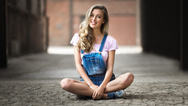 Wallpaper Sitting, Wearing, Smiley, Pink, Girls, Floor, Girl, Dress, Jeans, Blue, Beautiful, Model