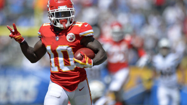 Wallpaper Background, With, Victory, Players, Showing, Running, Sign, Football, Tyreek, Blur, Hill