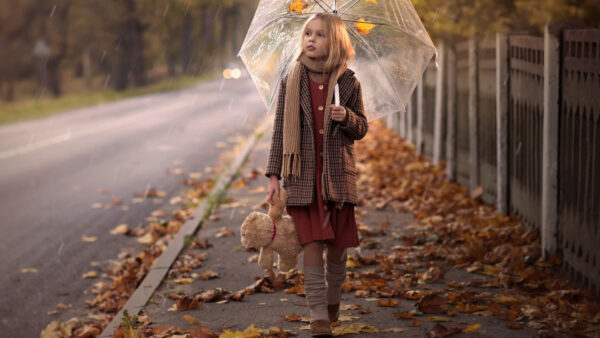 Wallpaper Holding, Muffler, Girl, Little, Cute, Pavement, Leaves, Walking, Coat, And, With, Wearing, Umbrella, Desktop, Dry, Checked