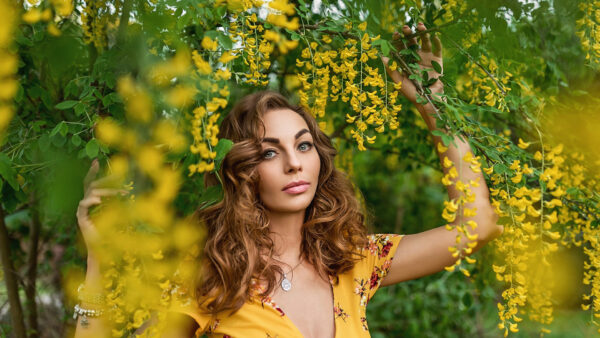Wallpaper Desktop, Hair, With, Model, Yellow, Flowers, Eyes, Around, Girl, Blonde, Gray, Dress, And