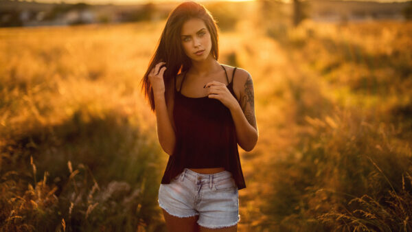Wallpaper Wearing, Model, Girl, Shorts, Girls, Dry, Field, Jeans, Grass, Background, Standing, Black, Sunbeam, Top, With