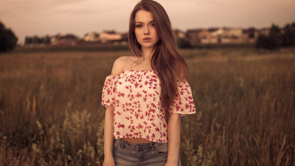 Wallpaper Field, Jeans, Model, Grass, And, Flowers, Background, Wearing, Red, Standing, White, Dry, Girl, Printed, Top, Black, Hair, Girls