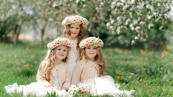 Wallpaper Green, Dress, Girls, Three, Wearing, Sitting, Little, Are, And, Cute, Blur, Beautiful, Wreath, Background, White, Grass